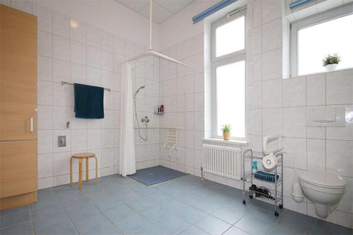キュールングスボルンにあるOstseeblick-Wustrow-WE-9-9909の白いバスルーム(シャワー、トイレ付)
