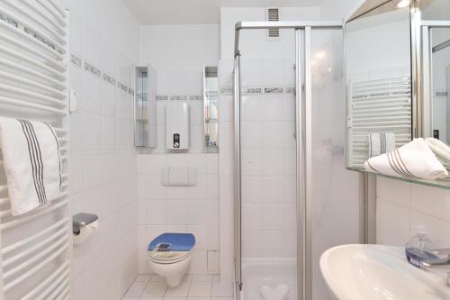 a bathroom with a shower and a toilet and a sink at Wohnung-Lee in Westerland (Sylt)