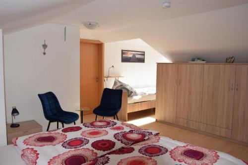 Un dormitorio con una cama con flores rojas. en Haus Gauß, en Seeg