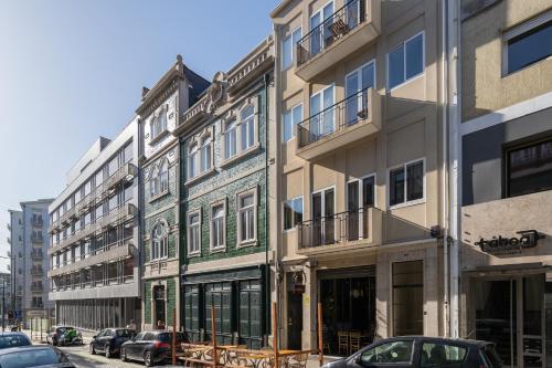 Host Wise - Colorful Bright Flat with Balcony