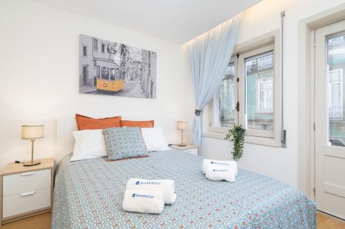 Postel nebo postele na pokoji v ubytování Host Wise - Colorful Bright Flat with Balcony