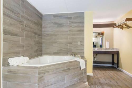 Phòng tắm tại Rodeway Inn & Suites Monroeville-Pittsburgh