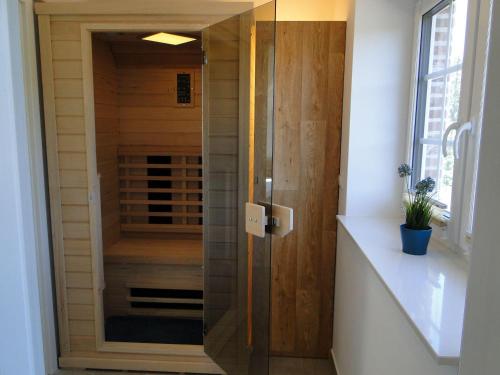 eine Dusche mit Glastür im Bad in der Unterkunft Bispinger Heidezauber - Haus Hartriegel in Bispingen