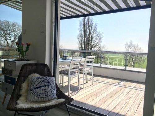 a balcony with chairs and a deck with a view at MEHS46A21-FeWo-Best-Kiekout in Meeschendorf