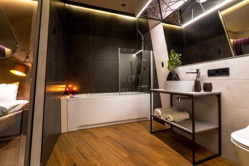 Bilik mandi di Luxury Upscale Apartments On 18 M Zhitomirska