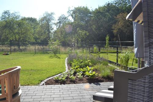 Taman di luar Reetdachhaus Nordstern