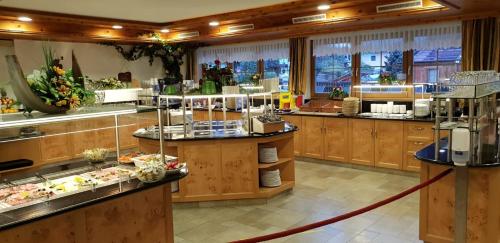 a restaurant with a buffet line with food on display at All Inclusive Hotel Bachmayerhof in Uderns