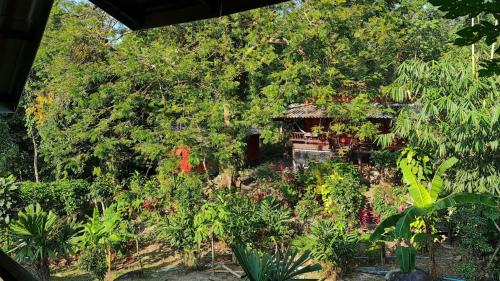 Giardino di Wooden Hut Koh Kood