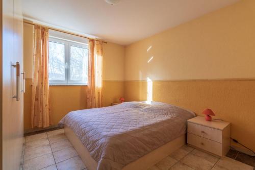 Llit o llits en una habitació de Whg-1-Schwalbennest-Ferienhaus-Am-Boddenufer-Buschvitz