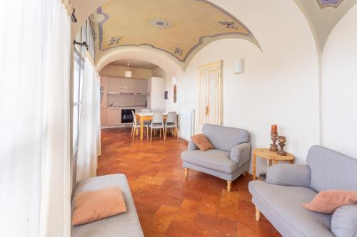 Castello Cabiaglio的住宿－Palazzo Mia by iCasamia，客厅配有两把椅子和一张桌子