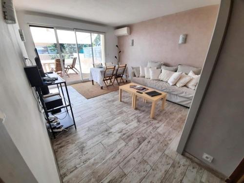 un salon avec un canapé et une table dans l'établissement CALYPSO, à Cassis