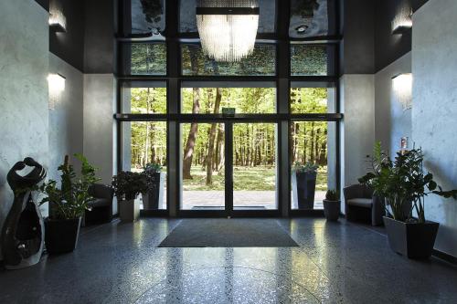 弗次瓦夫的住宿－InterHotel，一间房间里一扇带盆栽的开放式门