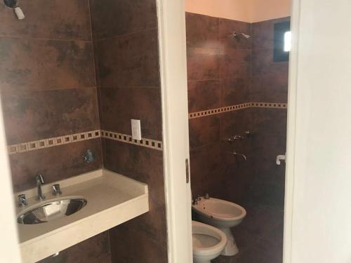 Un baño con lavabo e inodoro en COMPLEJO AYRES DE MAYU SUMAJ, en Villa Carlos Paz