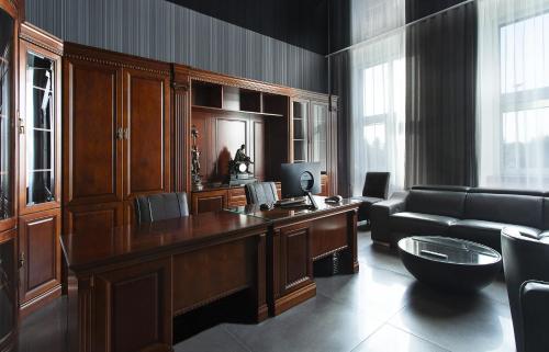 a living room with a desk and a couch at InterHotel in Wrocław