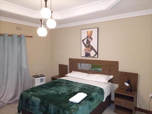 Un pat sau paturi într-o cameră la Semuya Apartments