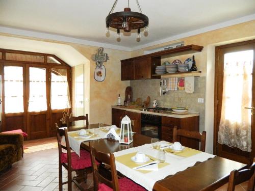 cocina y comedor con mesa y sillas en Francigena, en San Casciano dei Bagni