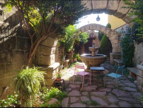 a garden with a fountain in the middle of a yard at A la Sombra de la Torre in Serra