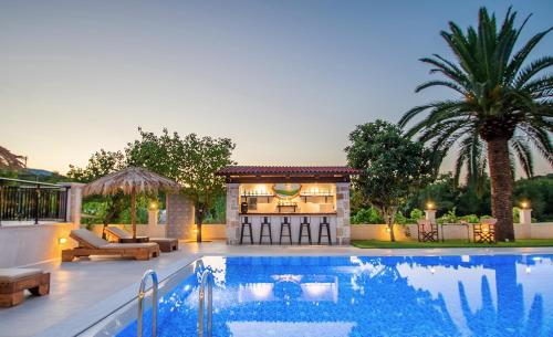 Πισίνα στο ή κοντά στο Zissis Villa & pool 5min drive to beach