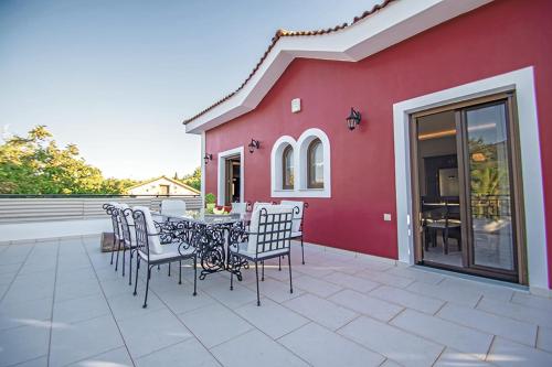 Μπαλκόνι ή βεράντα στο Zissis Villa & pool 5min drive to beach