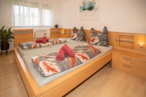 ein großes Bett mit vier Kissen darauf in der Unterkunft Ferienwohnung Kristina in Bad Mitterndorf