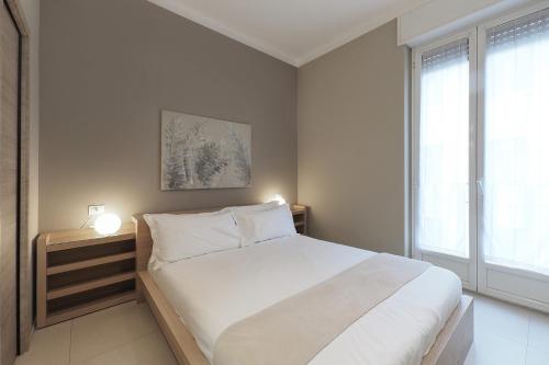 - une chambre avec un grand lit blanc et 2 fenêtres dans l'établissement Contempora Apartments - Cavallotti 13 - B52, à Milan