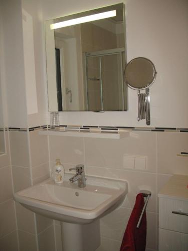 a bathroom with a sink and a mirror at Ferienwohnung-am-Foerstereck in Freudenstadt