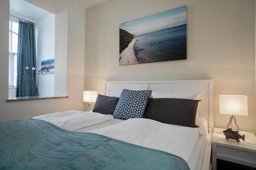 um quarto com uma cama e vista para o oceano em Jasmund-04-Ferienwohnung-bis-6-Personen-Wohng-4 em Ostseebad Sellin