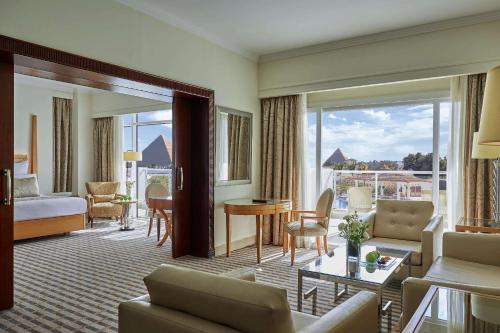 um quarto de hotel com uma sala de estar com vista em Steigenberger Pyramids Cairo em Cairo