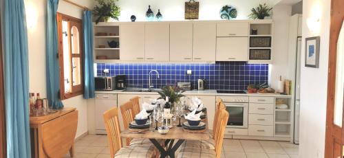 Η κουζίνα ή μικρή κουζίνα στο Villa Koumos - Crete Holidays With Pool and Views