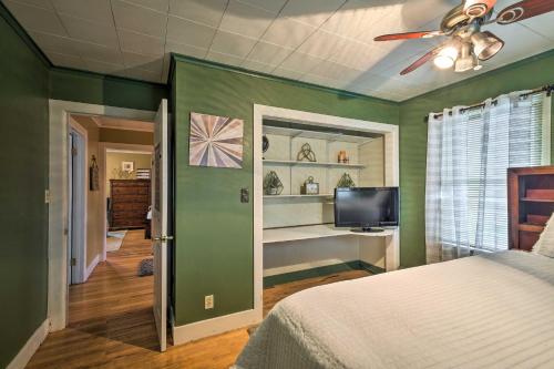 Μια τηλεόραση ή/και κέντρο ψυχαγωγίας στο Stylish Suburban Getaway, 10 Miles to Royal Mtn!