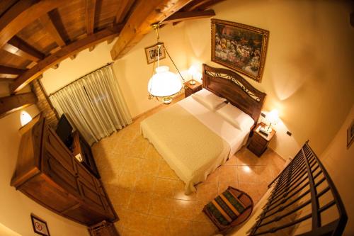 an overhead view of a bedroom with a bed at Hotel Corte Vecchia in San Prospero 