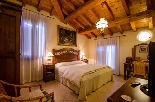 sypialnia z łóżkiem i biurkiem w pokoju w obiekcie Hotel Corte Vecchia w mieście San Prospero 