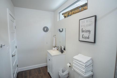 bagno con servizi igienici bianchi e specchio di Guest House with Loft Near Downtown a San Antonio