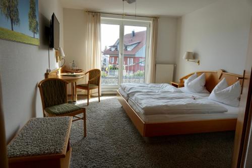 Un pat sau paturi într-o cameră la Engelberg 24h check in