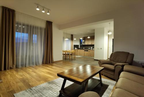 Tohanu NouにあるEdanApartmentsのソファとテーブルのあるリビングルーム