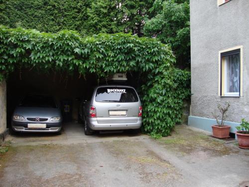 twee auto's geparkeerd op een parkeerplaats naast een gebouw bij Ferienwohnung-Dresden-Sued in Dresden