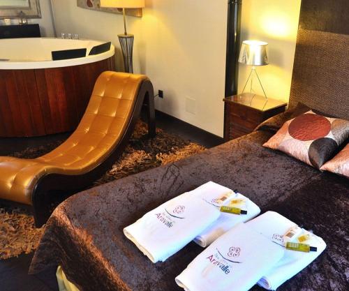 pokój hotelowy z 2 łóżkami i ręcznikami w obiekcie El Naturalista - Los sitios de aravalle w mieście Casas del Abad