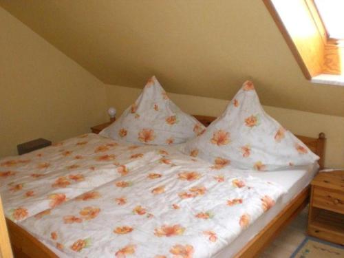 Uma cama ou camas num quarto em Letztes Haus vorm Wasser (2)