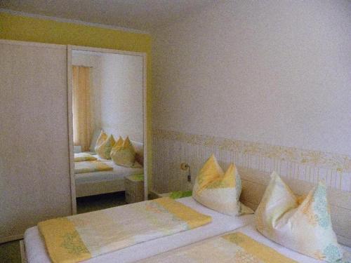 ein Hotelzimmer mit 2 Betten und einem Spiegel in der Unterkunft Ferienwohnung Familie Hempel in Hohendorf