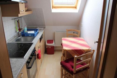 Wohnung-2 في Oevenum: مطبخ صغير مع حوض ومكتب