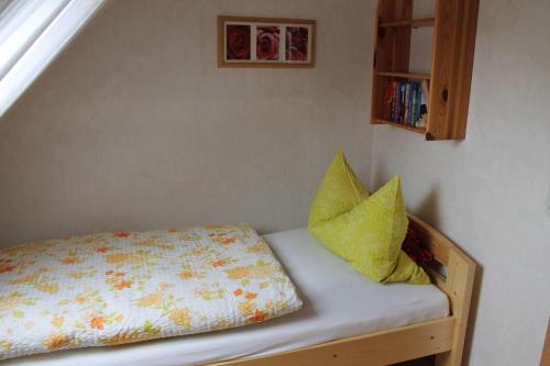 um banco com duas almofadas num quarto em Wohnung-2 em Oevenum