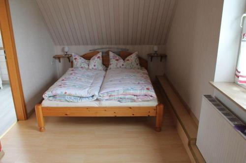 Wohnung-2 في Oevenum: سرير صغير في زاوية من الغرفة