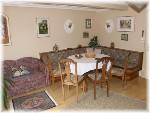ein Wohnzimmer mit einem Tisch und einem Sofa in der Unterkunft Ferien am Bauernhof Wohnung 1 in Rangersdorf