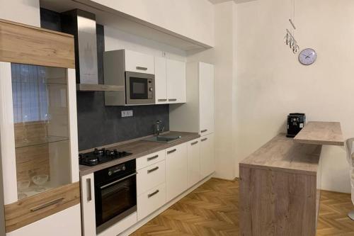 Een keuken of kitchenette bij Apartman Centrum 302