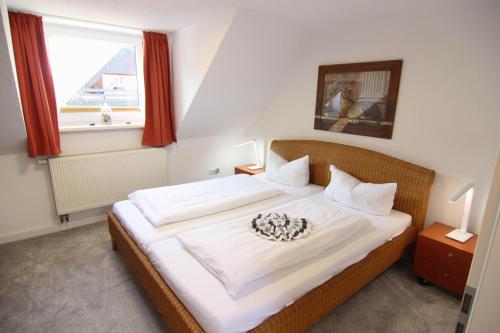 Ένα ή περισσότερα κρεβάτια σε δωμάτιο στο Kapitaenshaus-Lassen-Zimmer-Rosenhaus
