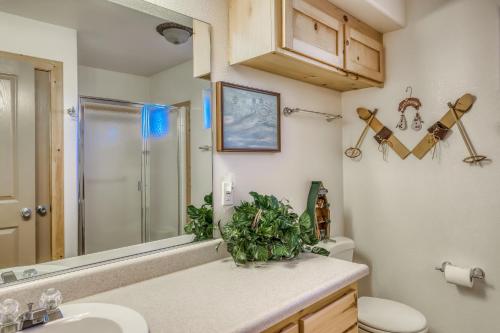 Un baño con lavabo, inodoro y espejo. en Boat House, en Soda Springs