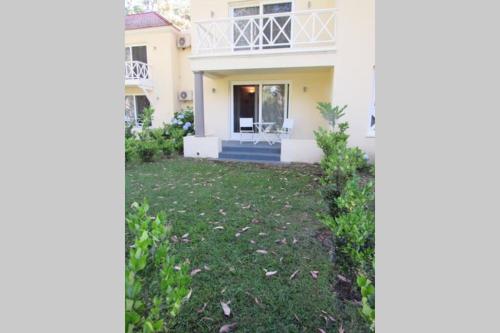a house with a yard in front of it at Forest Lagoon Apartamento 6 in Punta del Este