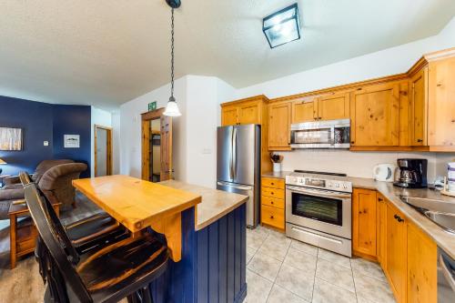 Condo 123 at Snowbridge – Photos 3