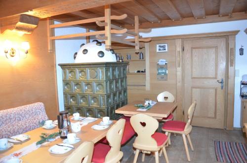a dining room with a table and chairs at Kleintödlinggut in Leogang
