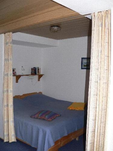 シェーンハーゲンにあるApartment-1のベッドルーム1室(青いシーツ付きのベッド1台付)